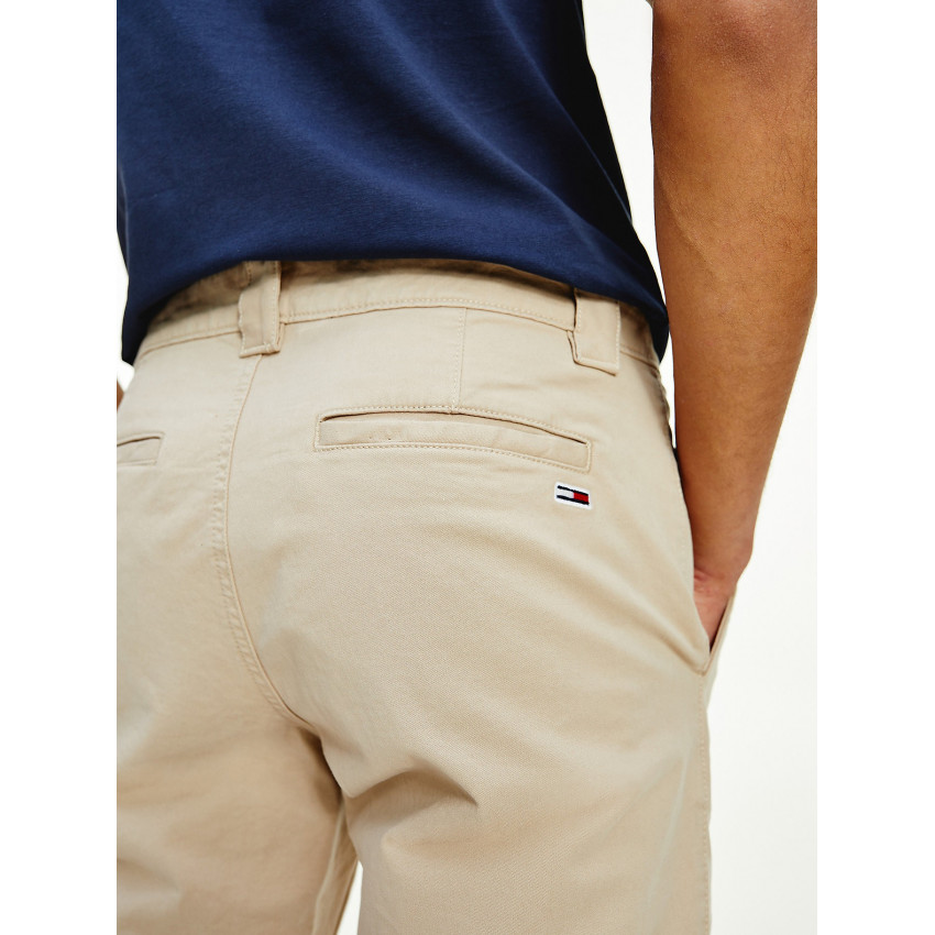 Pantalon chino TOMMY JEANS beige modèle scanton slim fit référence DM0DM09595 chez CLOANE E-shop & magasins de vêtements à Vanne