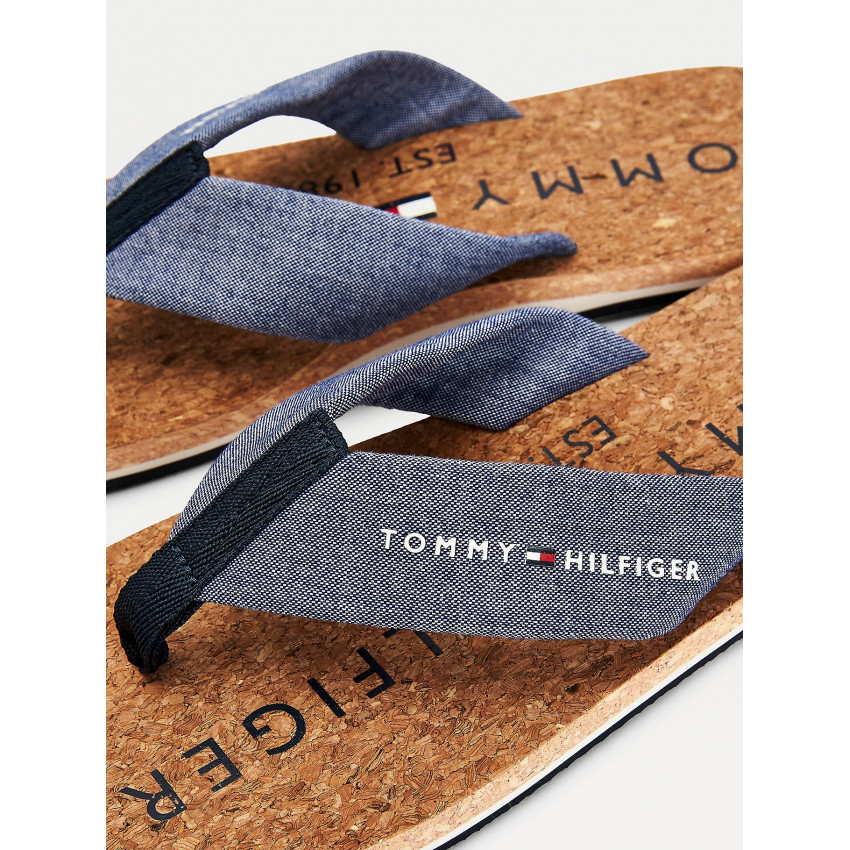 Tongs homme bleu jeans TOMMY HILFIGER logo à l'avant matière liège et caoutchouc référence  FM0FM03378 DY4 E-Shop CLOANE