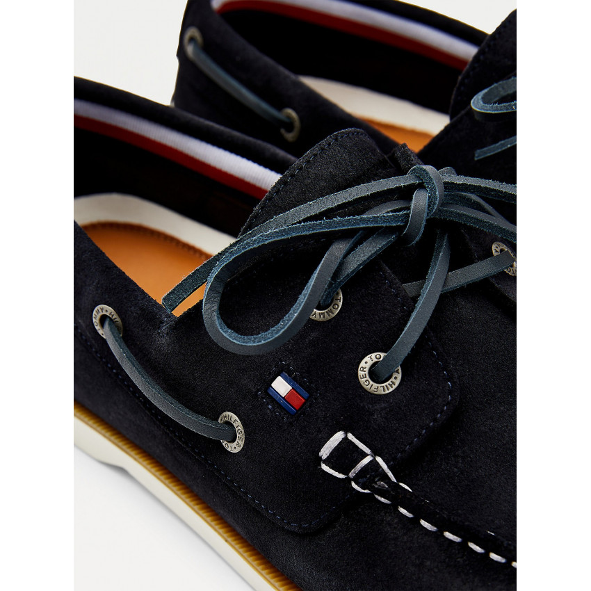 Chaussures bateau bleu marine TOMMY HILFIGER matière daim semelle cuir et caoutchouc logo sur le côté référence FM0FM02736 DW5 E