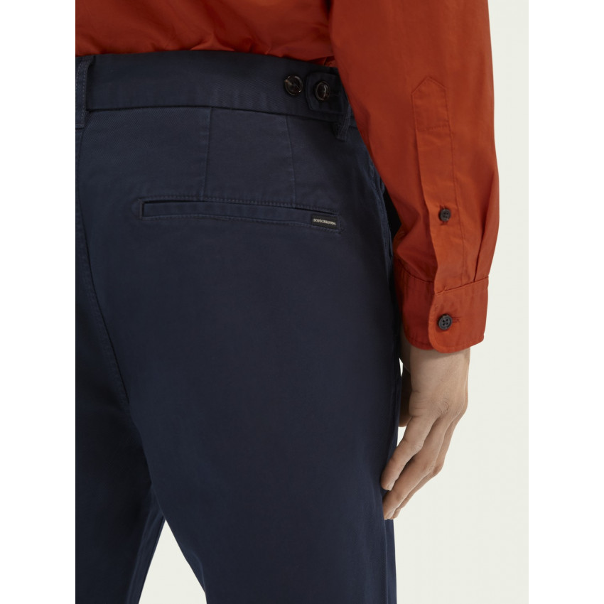 Pantalon chino homme bleu marine SCOTCH AND SODA matière coton coupe droite logo poche arrière référence 160 705 0002 E-Boutique