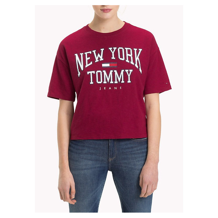 T-shirt Femme TOMMY JEANS New York bordeaux référence DW0DW05285 610 chez Cloane, e-boutique & magasins de marques a Vannes
