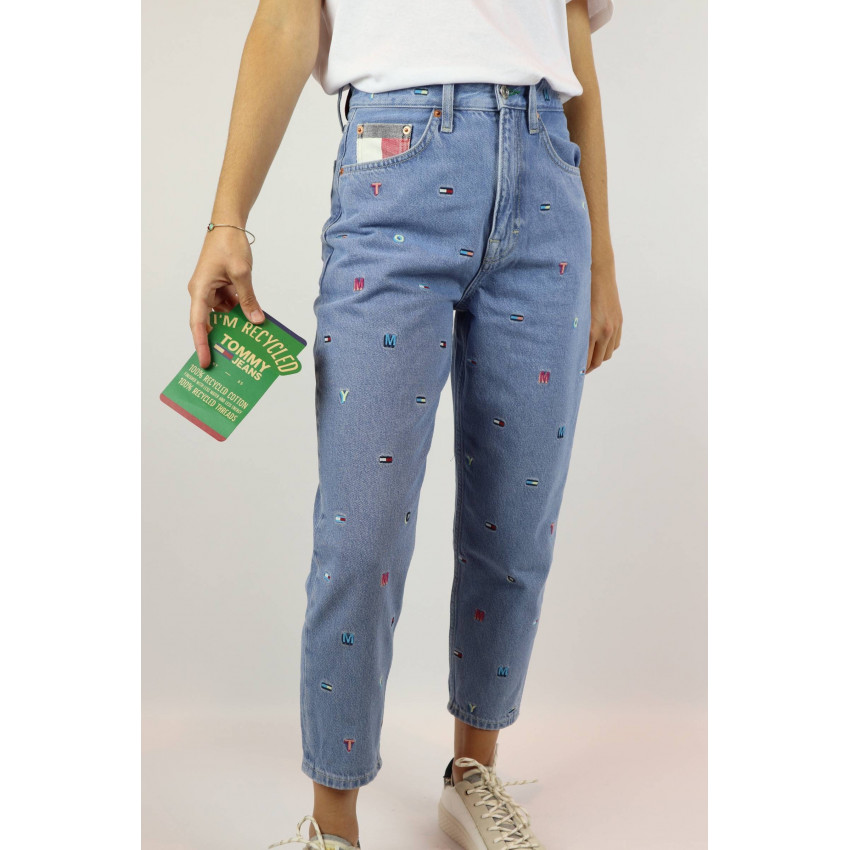 Jeans femme MOM FIT tapered Tommy Hilfiger, petits logos brodé Tommy Jeans all-over référence DW0DW08091, E-shop CLOANE